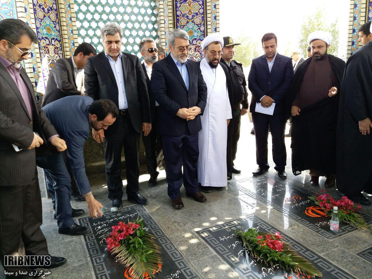 وزیر کشور گفت: مشکلات مردم خارگ را از نزدیک بررسی می‌کنم