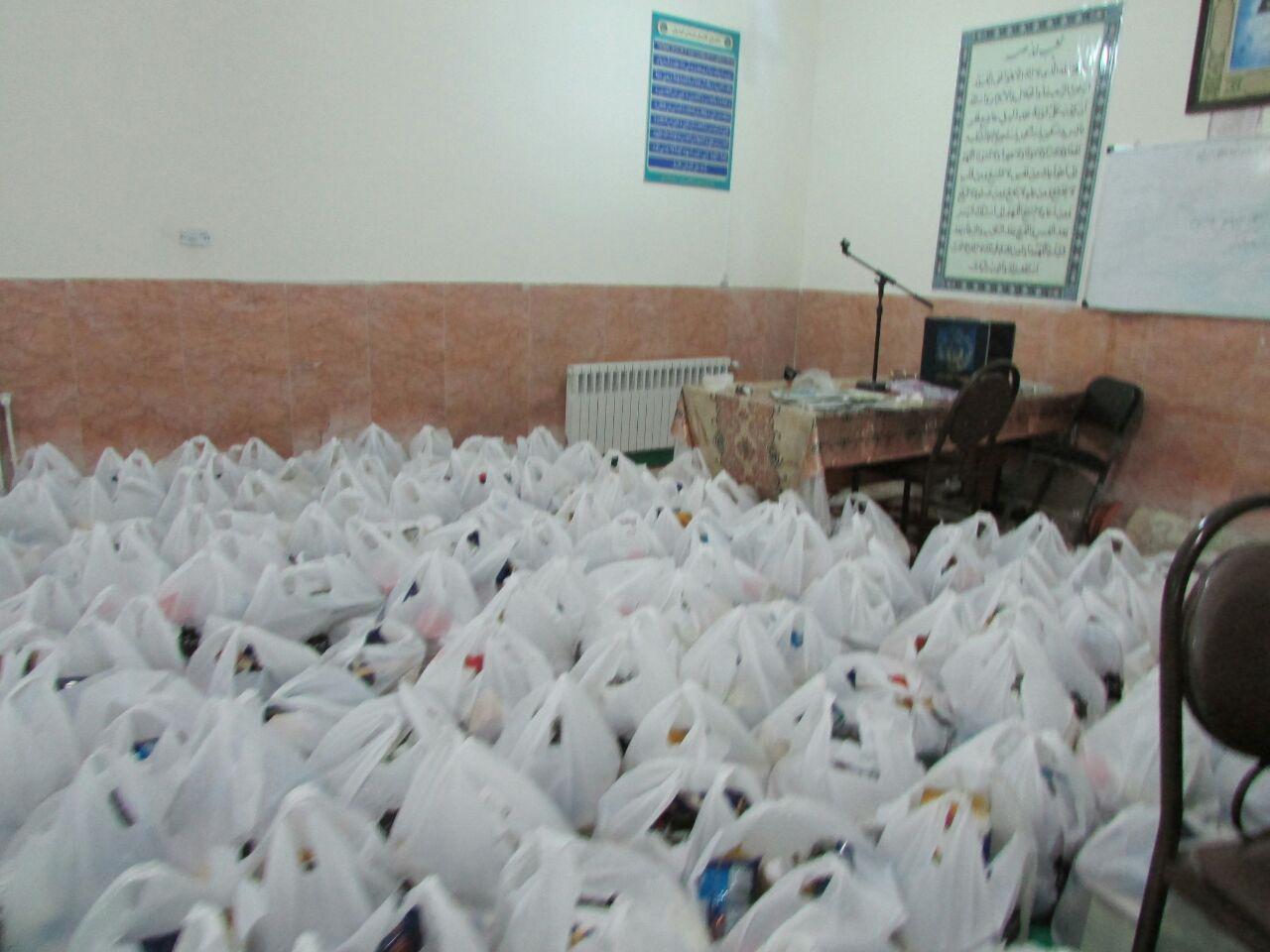 توزیع بیش از 300 سبد غذایی بین مددجویان کمیته امداد بافق