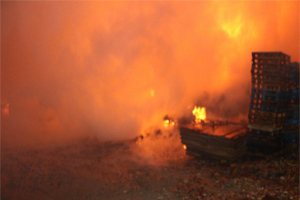 اطفای آتش سوزی انبار پالت چوب در اصفهان اطفای آتش سوزی انبار پالت چوب در اصفهان