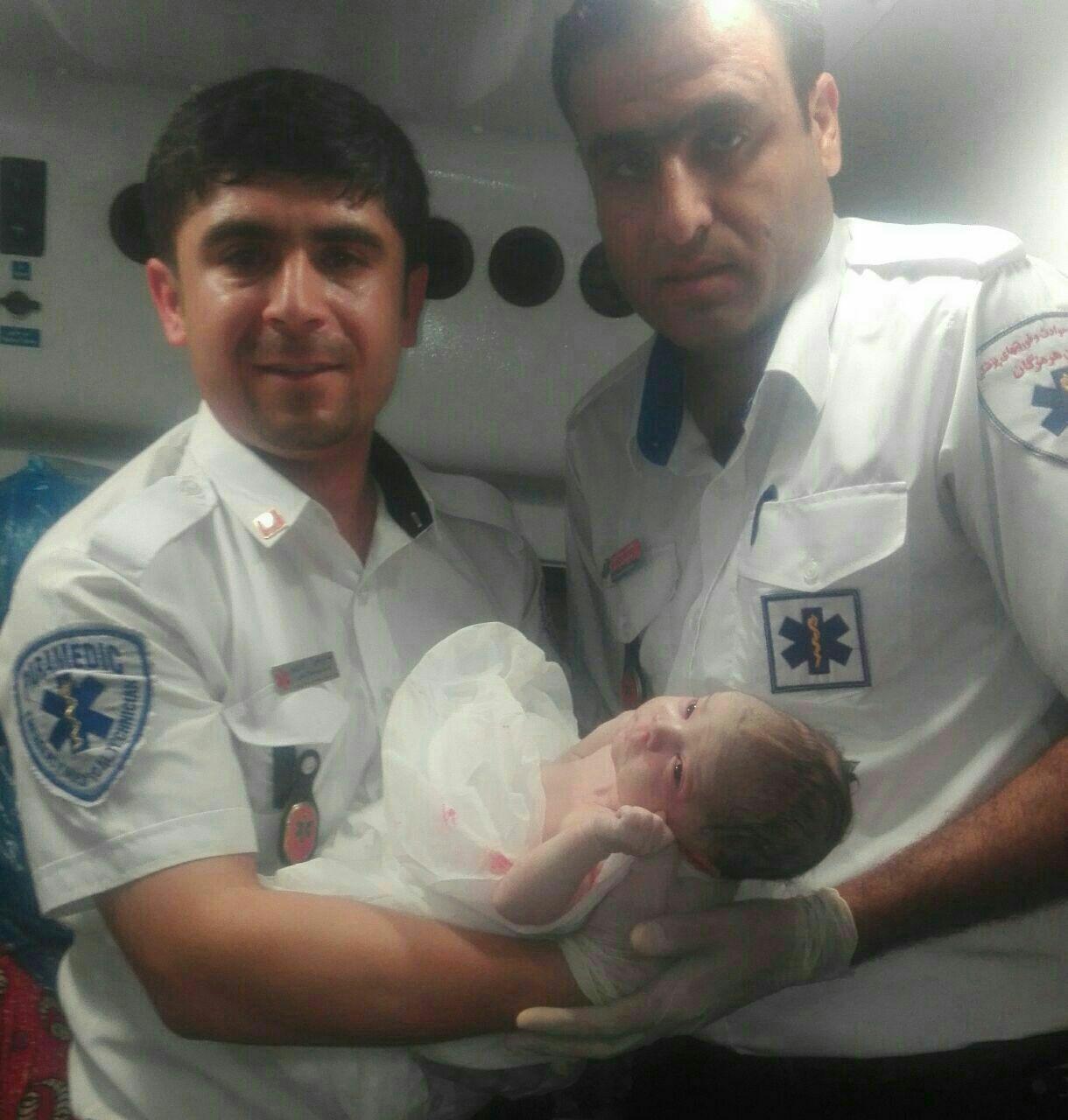 زایمان زن باردار افغانی در آمبولانس ۱۱۵