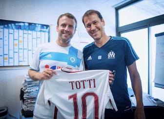 پیراهن توتی هدیه ویژه به رئیس جمهور فرانسه