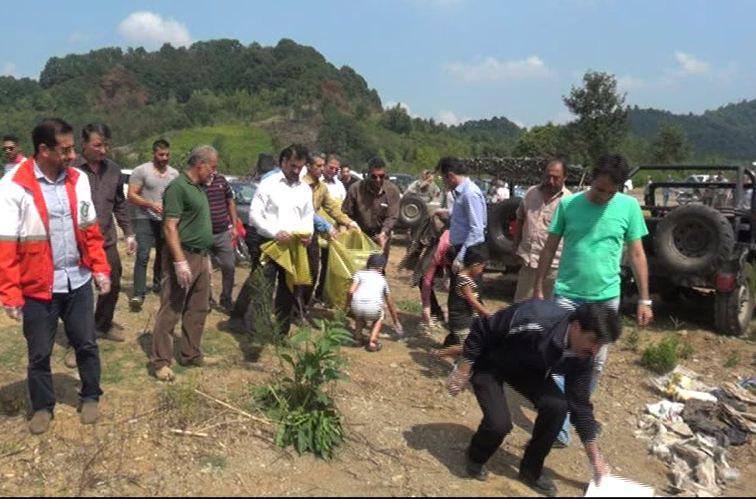 جمع آوری زباله های تالاب سوستان لاهیجان توسط دوستداران طبیعت