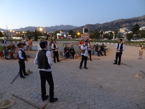 نمایش خیابانی «کاسه گردون» از شهرری در جشنواره تئاتر کودک و نوجوان