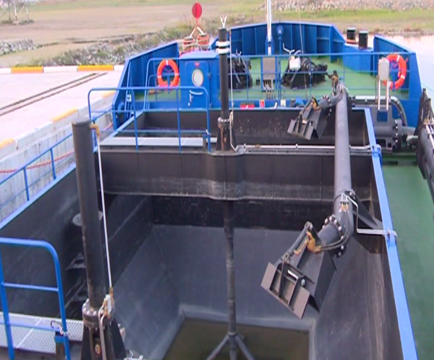 بهره برداری از یک شناور لایروب و یک یدک کش در بندر آستارا