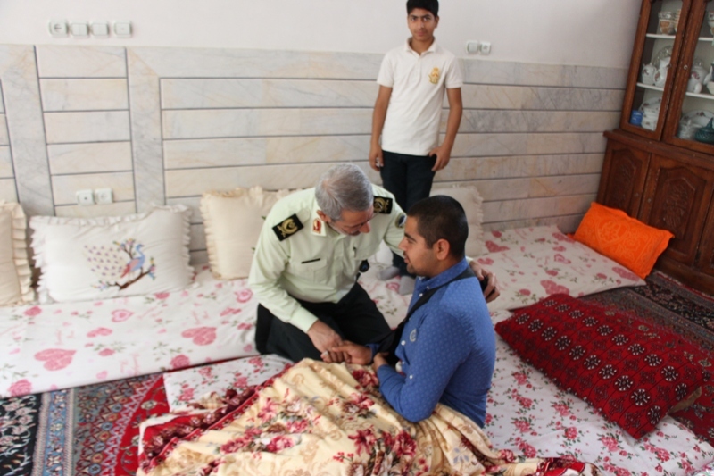 اعطای درجه به سرباز مجروح حادثه میرجاوه