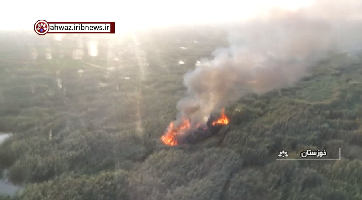 عملیات اطفای حریق توسط بالگرد برای مهار آتش سوزی در بخش عراقی تالاب هورالعظیم عملیات اطفای حریق توسط بالگرد برای مهار آتش سوزی در بخش عراقی تالاب هورالعظیم