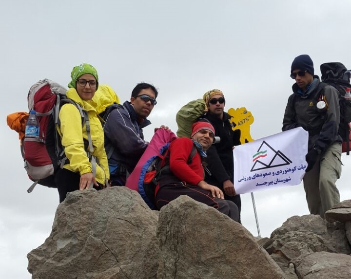 صعود تیم کوهنوردی بیرجند به قله لاله زار