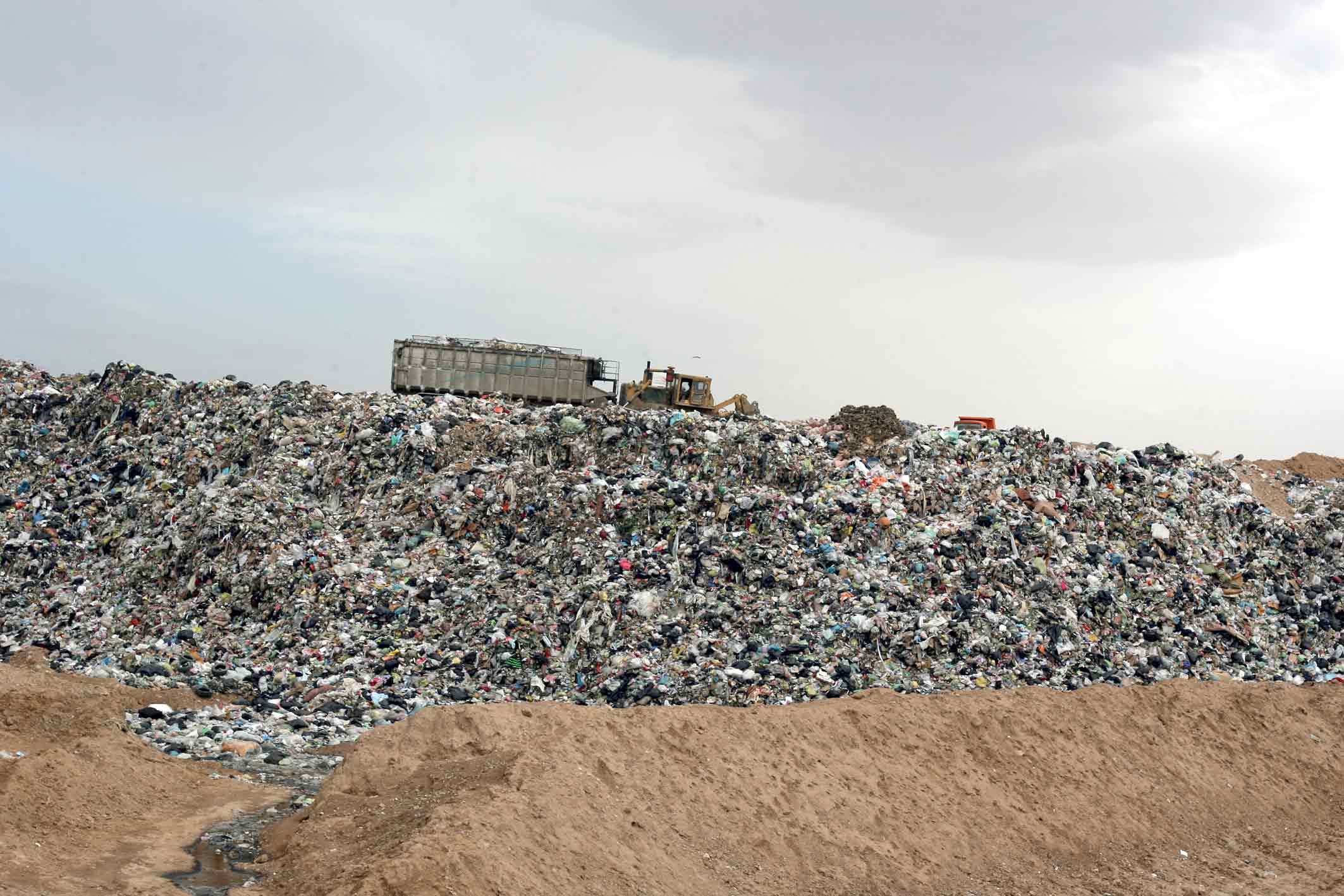 بروز بحران زيست محيطي با ادامه دفن زباله در جنوب نیشابور