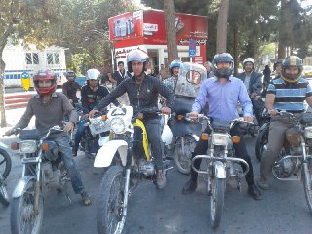 توزیع کلاه ایمنی میان موتور سواران سبزواری