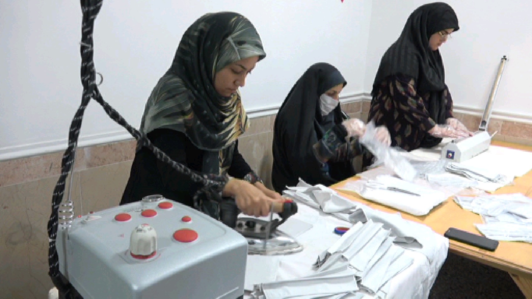 اقدام داوطلبانه بانوان بهابادی در تولید ماسک