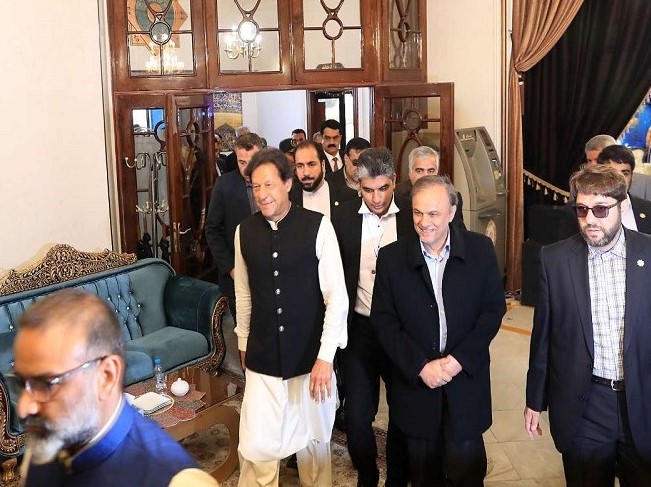 نخست وزیر پاکستان از موزه آستان قدس رضوی دیدن کرد نخست وزیر پاکستان از موزه آستان قدس رضوی دیدن کرد