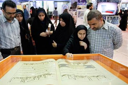 نمایش آثار هنرمندان در نمایشگاه 