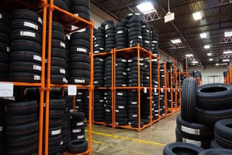 کشف هزار حلقه لاستیک خودروی  احتکار شده  و محموله 25 تنی شکر درشهرستان نظرآباد