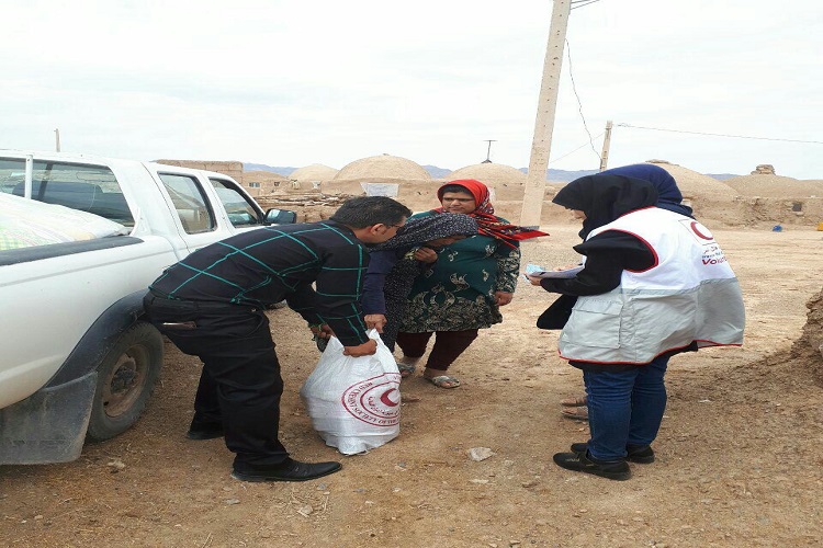 توزیع 304 سبد غذایی بین نیازمندان طبس توسط هلال احمر