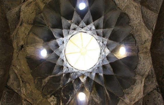 حمام ملابابا کازورن در دست مرمتگران