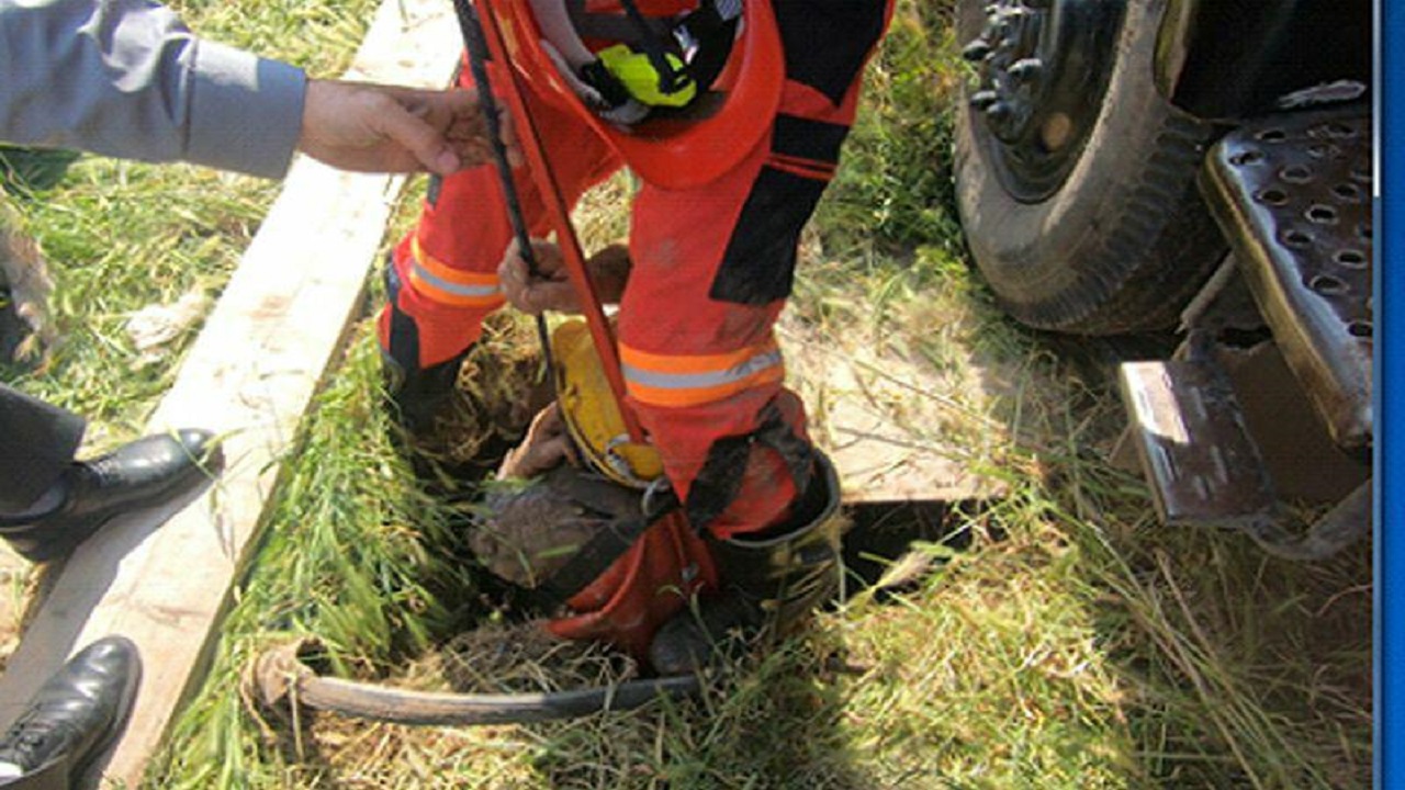 نجات راننده جرثقیل از چاه قدیمی در قزوین