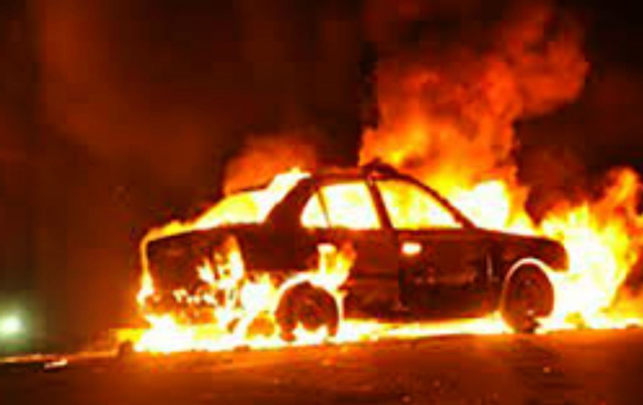 آتش گرفتن ۴ خودرو در پارکینگ مسکونی