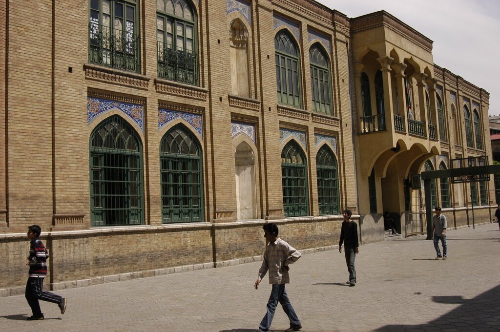 این دبیرستان معروف یادگار دو پدر است برای دو پسر کشته‌شده