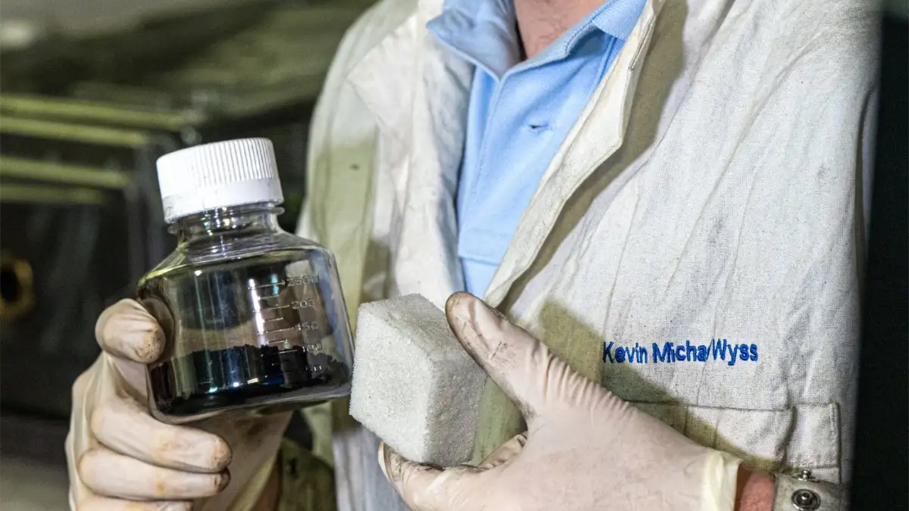 تولید گرافن و هیدروژن از زباله های پلاستیکی ( ویترین / منبع :  پایگاه خبری فناوری نانو)