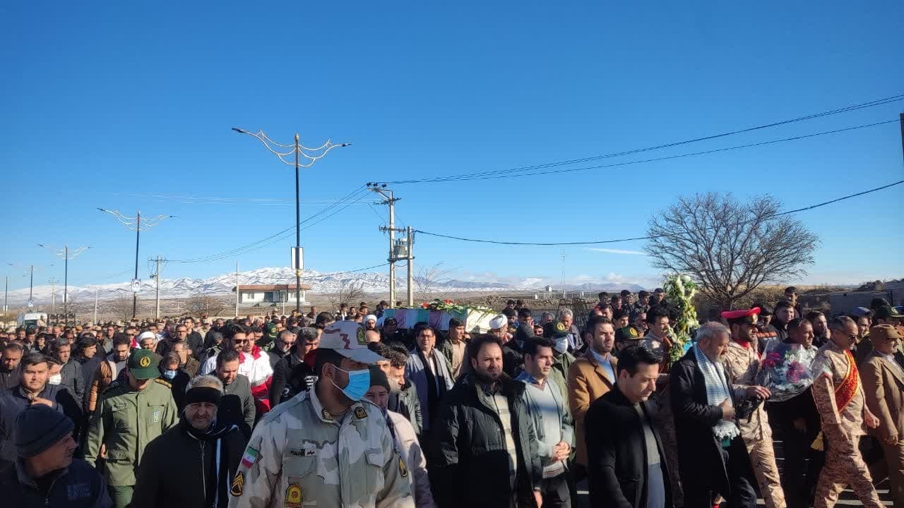 وداع مردم پلدشت با شهید گمنام وداع مردم پلدشت با شهید گمنام