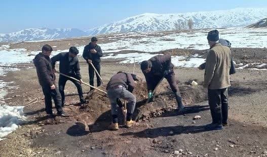 رفع یخ زدگی خط انتقال آب روستای قره قوش علیا شهرستان خوی