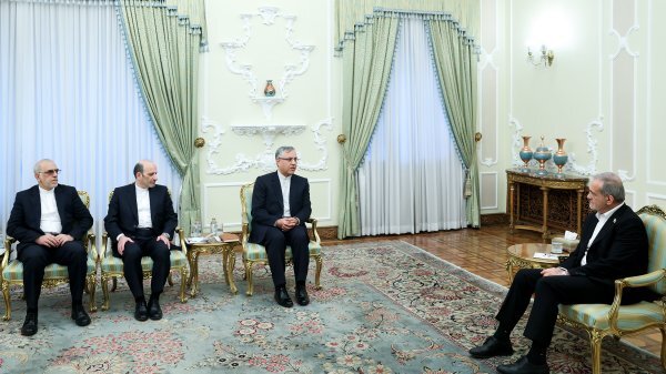 پزشکیان: بازنگری شرایط برای تردد آسان ایرانیان مقیم خارج به داخل کشور پزشکیان: بازنگری شرایط برای تردد آسان ایرانیان مقیم خارج به داخل کشور