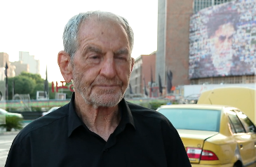 دیوارنگاره‌ای که انتخابات را محدود به هیچ کس نمی‌داند