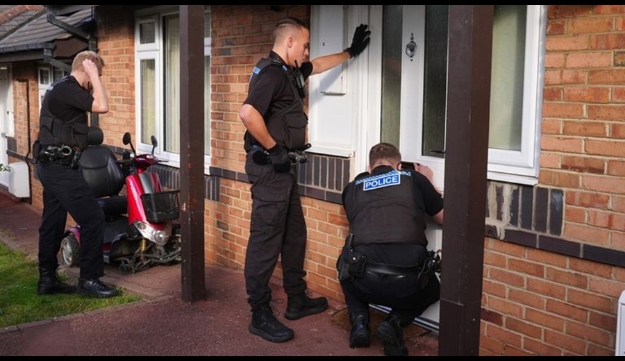 دستگیری کودک ۱۱ ساله در انگلیس به جرم شرکت در آشوب دستگیری کودک ۱۱ ساله در انگلیس به جرم شرکت در آشوب