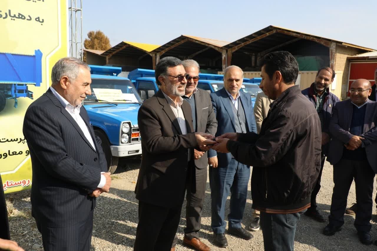 تحویل خودروهای جمع آوری پسماند به دهیاریهای استان تحویل خودروهای جمع آوری پسماند به دهیاریهای استان