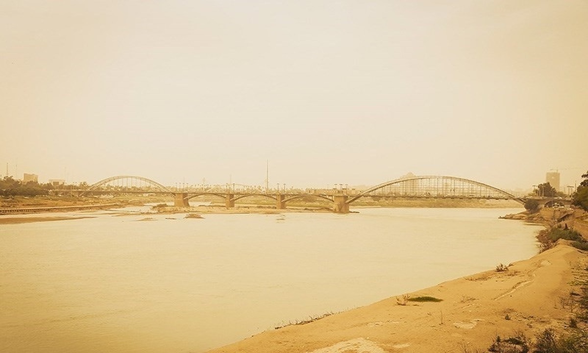 گردوغبار در غرب و جنوب کشور ادارات و مدارس را تعطیل کرد گردوغبار در غرب و جنوب کشور ادارات و مدارس را تعطیل کرد