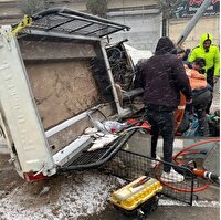 برخورد خودروی پیکان وانت با تیر چراغ برق؛ دو سرنشین محبوس شدند