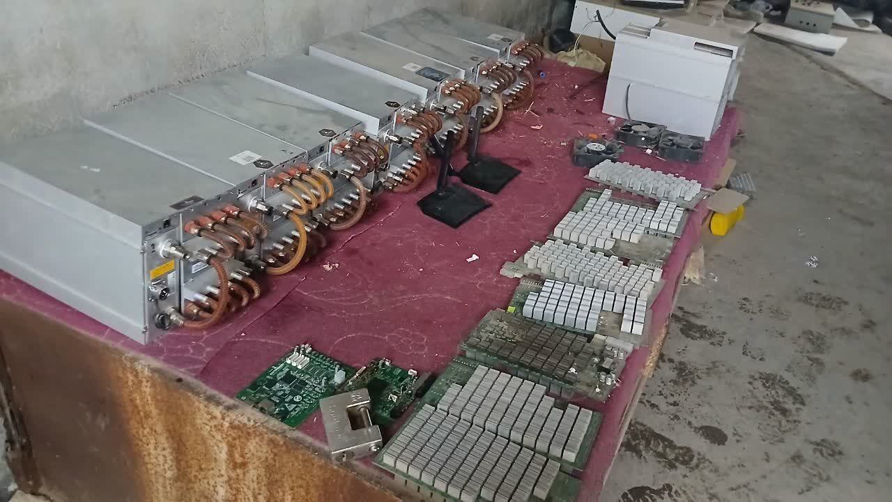 کشف ماینر‌های ۲۰ میلیاردی در مرغداری