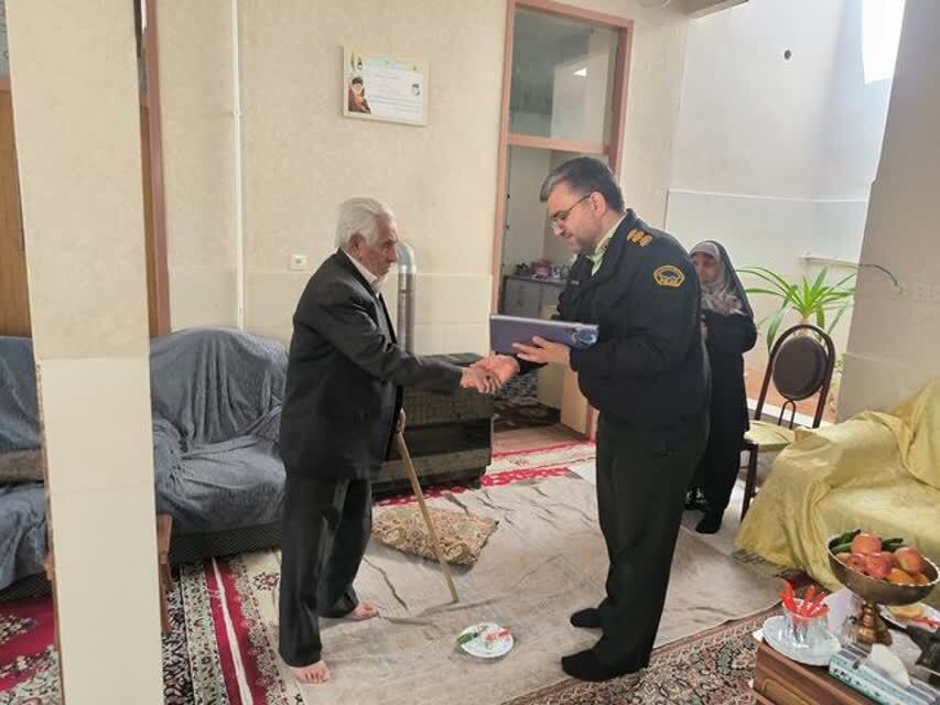 دیدار فرمانده انتظامی سیرجان با خانواده شهید