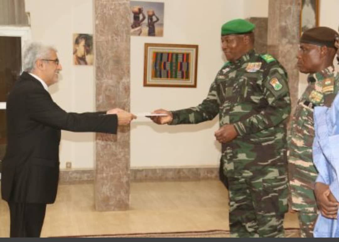 تقدیم استوارنامه سفیر کشورمان به رئیس جمهوری نیجر تقدیم استوارنامه سفیر کشورمان به رئیس جمهوری نیجر