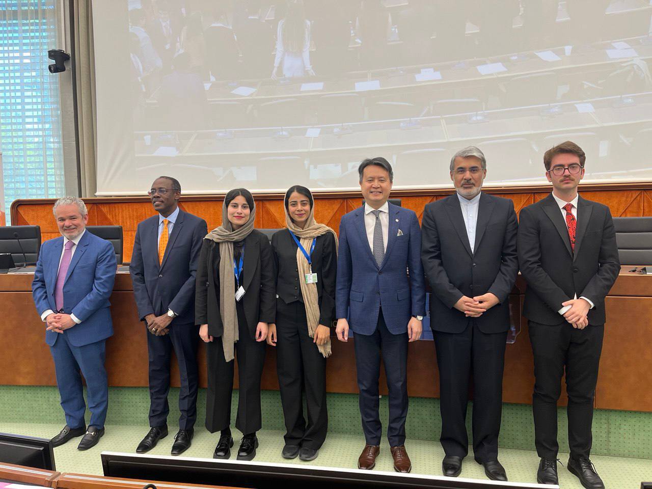 تجلیل از دانشجویان ایرانی برگزیده مسابقات شبیه سازی حقوقی در ژنو تجلیل از دانشجویان ایرانی برگزیده مسابقات شبیه سازی حقوقی در ژنو