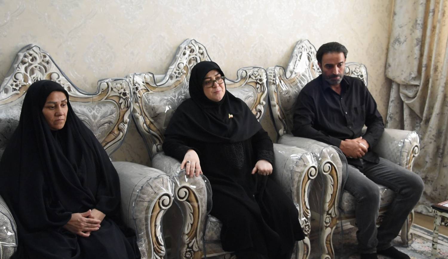 دیدار سخنگوی دولت و رئیس دانشگاه ملی مهارت با خانواده شهید زهرا چوبینی