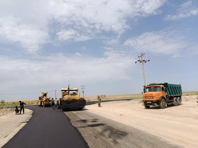 انجام عملیات آسفالت ۵۰۰ متر راه روستایی در بخش رضویه مشهد