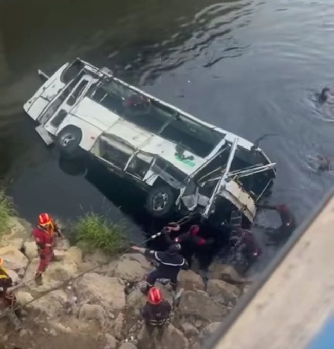 سقوط اتوبوس در الجزایر به رودخانه با ۱۸ کشته