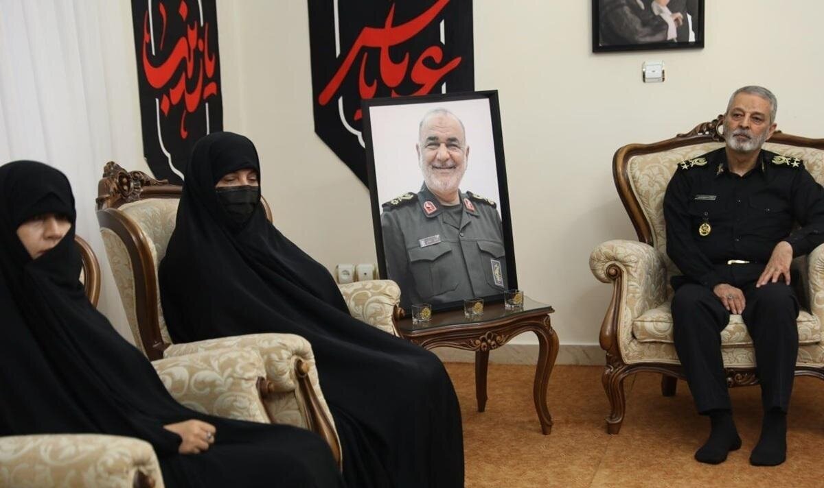 دیدار سرلشکر موسوی با خانواده فرماندهان شهید جنگ تحمیلی ۱۲ روزه دیدار سرلشکر موسوی با خانواده فرماندهان شهید جنگ تحمیلی ۱۲ روزه