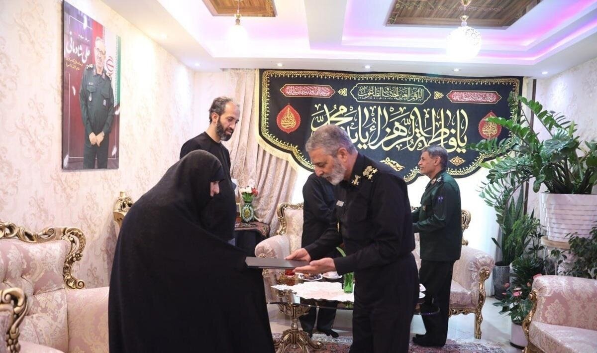 دیدار سرلشکر موسوی با خانواده فرماندهان شهید جنگ تحمیلی ۱۲ روزه دیدار سرلشکر موسوی با خانواده فرماندهان شهید جنگ تحمیلی ۱۲ روزه