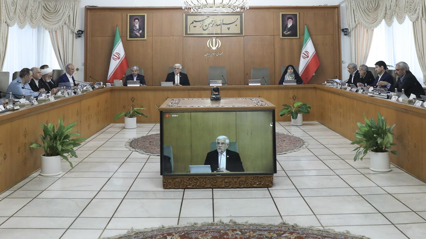 عارف: بیانات رهبر انقلاب راهبرد دولت است عارف: بیانات رهبر انقلاب راهبرد دولت است