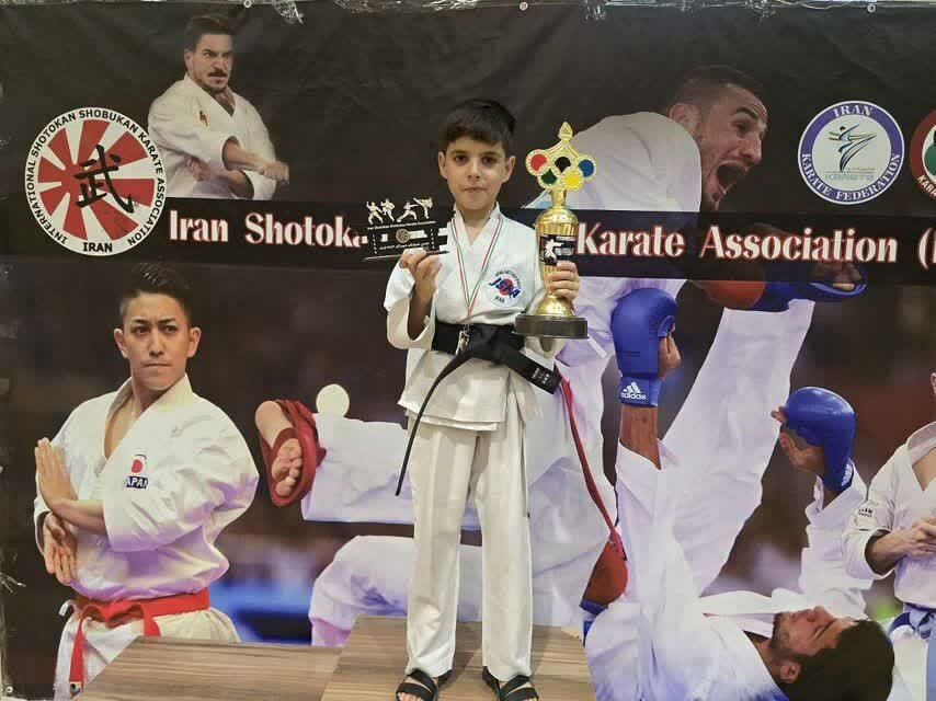 دریافت شناسنامه جهانی شوتوکان کاراته از سوی نوجوان کاراته کار زیرکوهی