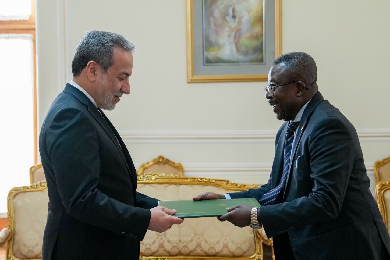 سفیر جدید غنا رونوشت استوارنامه خود را تسلیم وزیر امور خارجه کشورمان کرد سفیر جدید غنا رونوشت استوارنامه خود را تسلیم وزیر امور خارجه کشورمان کرد