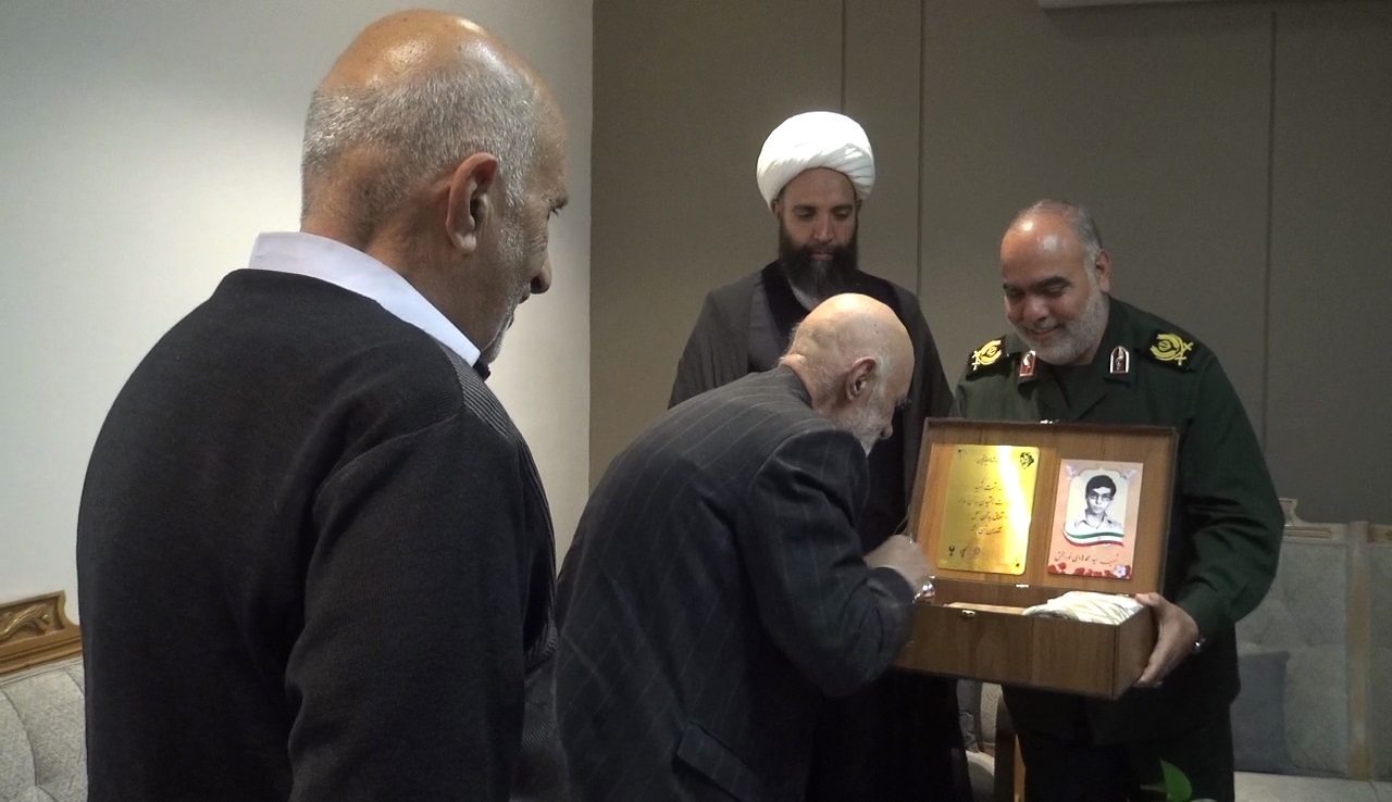 رونمایی از کتاب خاطرات شهیدان برون مرزی خراسان جنوبی در کنگره ۲۴۰۰ شهید رونمایی از کتاب خاطرات شهیدان برون مرزی خراسان جنوبی در کنگره ۲۴۰۰ شهید