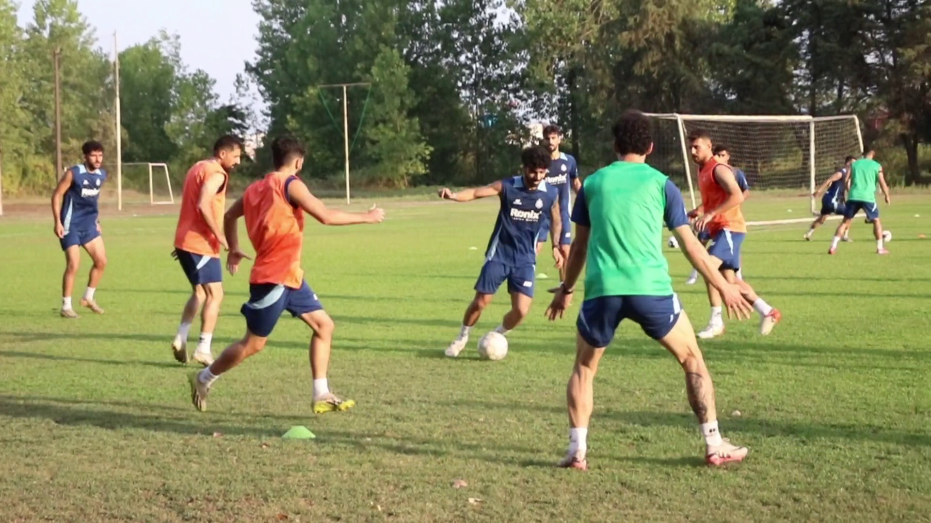 تقابل تیم‌های ملوان و فجر سپاسی در بندرانزلی