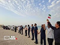زنجیره انسانی ساکنان کیش در ساحل خلیج فارس