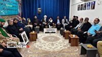 دیدار آیت الله موسوی جزایری با خانواده  شهدای جنگ تحمیلی سوم در آبادان
