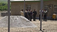 اجرای ساخت زمین چمن مصنوعی فوتبال در روستای شأن آباد تویسرکان با همیاری گروه های جهادی