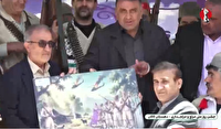 اهداء تابلو نگاره «برنو و بلوط» به مدیرکل صداوسیمای استان