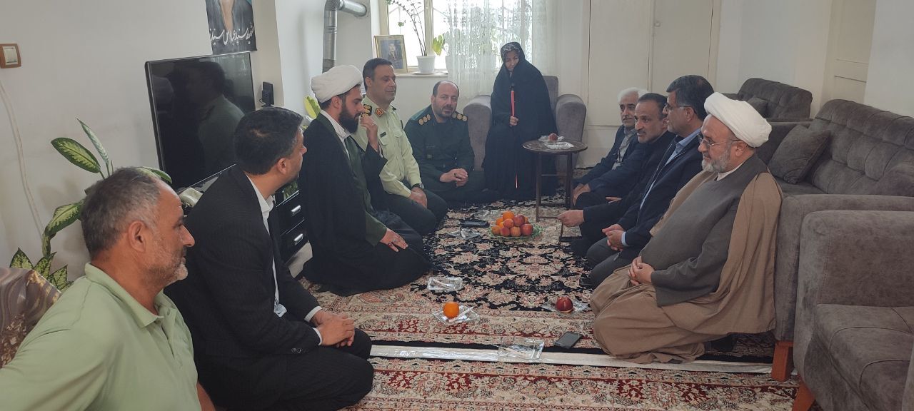 دیدار با خانواده شهدا در آستانه اشرفیه